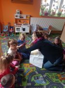 Pani Agata rozdaje dzieciom naklejki z logo Fundacji Kotkowo 